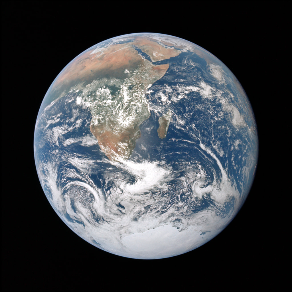 La Terre photographiée depuis l’espace par l’équipage d’Apollo 17 : Afrique, océans et nuages sur fond noir.